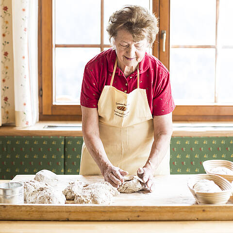 Brot backen mit Rosa Lanner beim Wanderniki