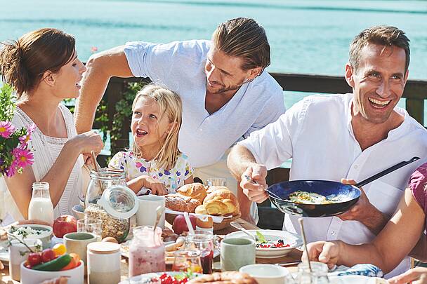 Frühstückstisch mit Köstlichkeiten am See genießen mit der Familie