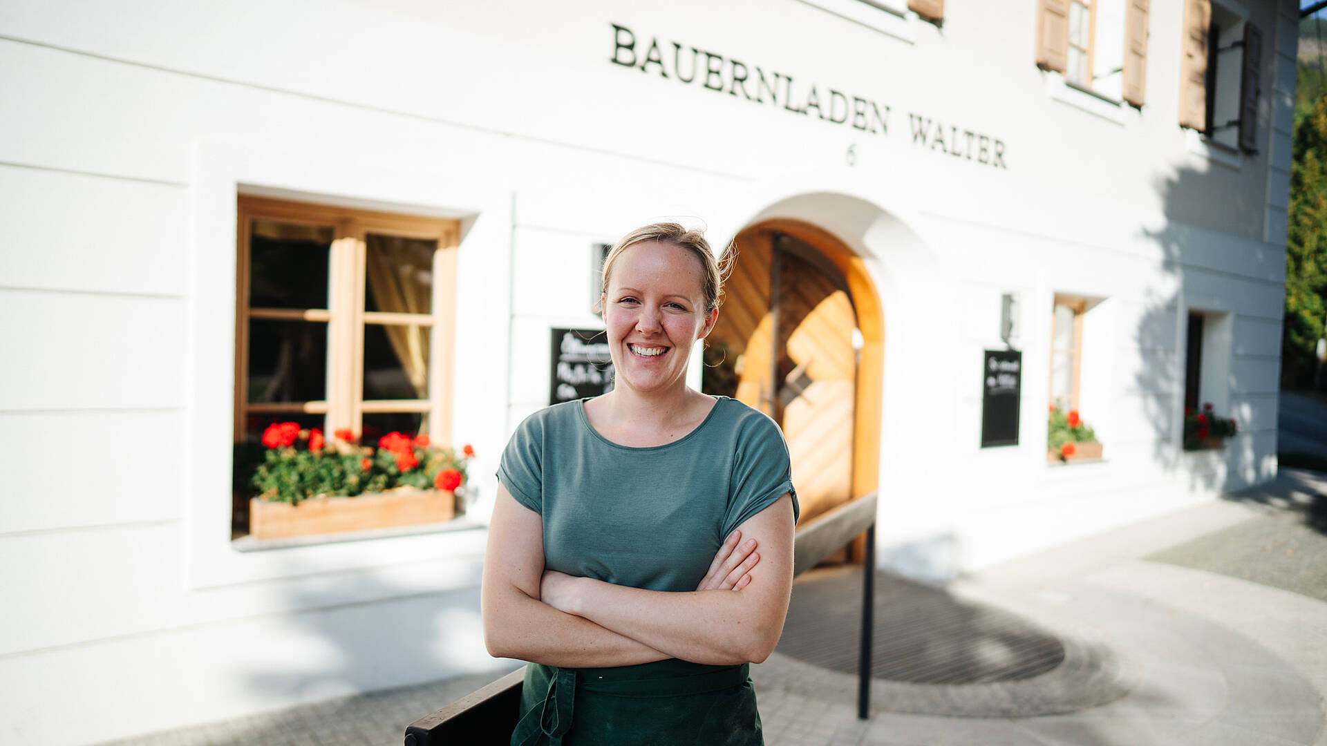 Frau vor dem Bauernladen Walter im Slow Food Village Obervellach 