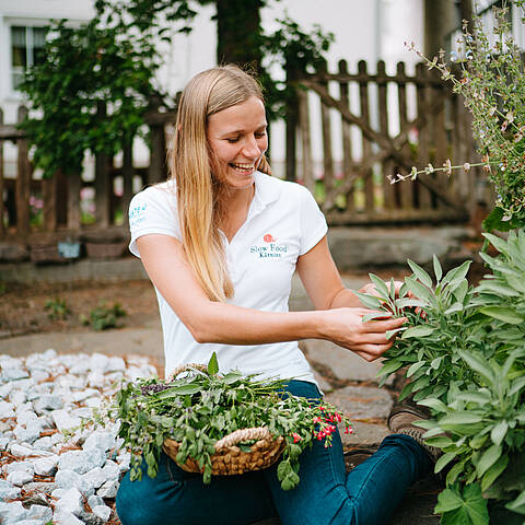 Slow Food Village Irschen Christina beim Kräuterpflücken