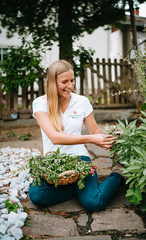 Slow Food Village Irschen Christina beim Kräuterpflücken