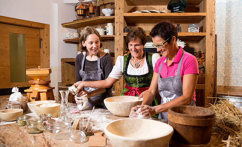 Backen des Slow Food Presidio Lesachtaler Brot