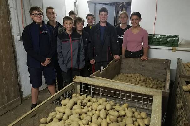 Die Schüler/innen der LFS Althofen sind stolz auf die heurige Kartoffelernte