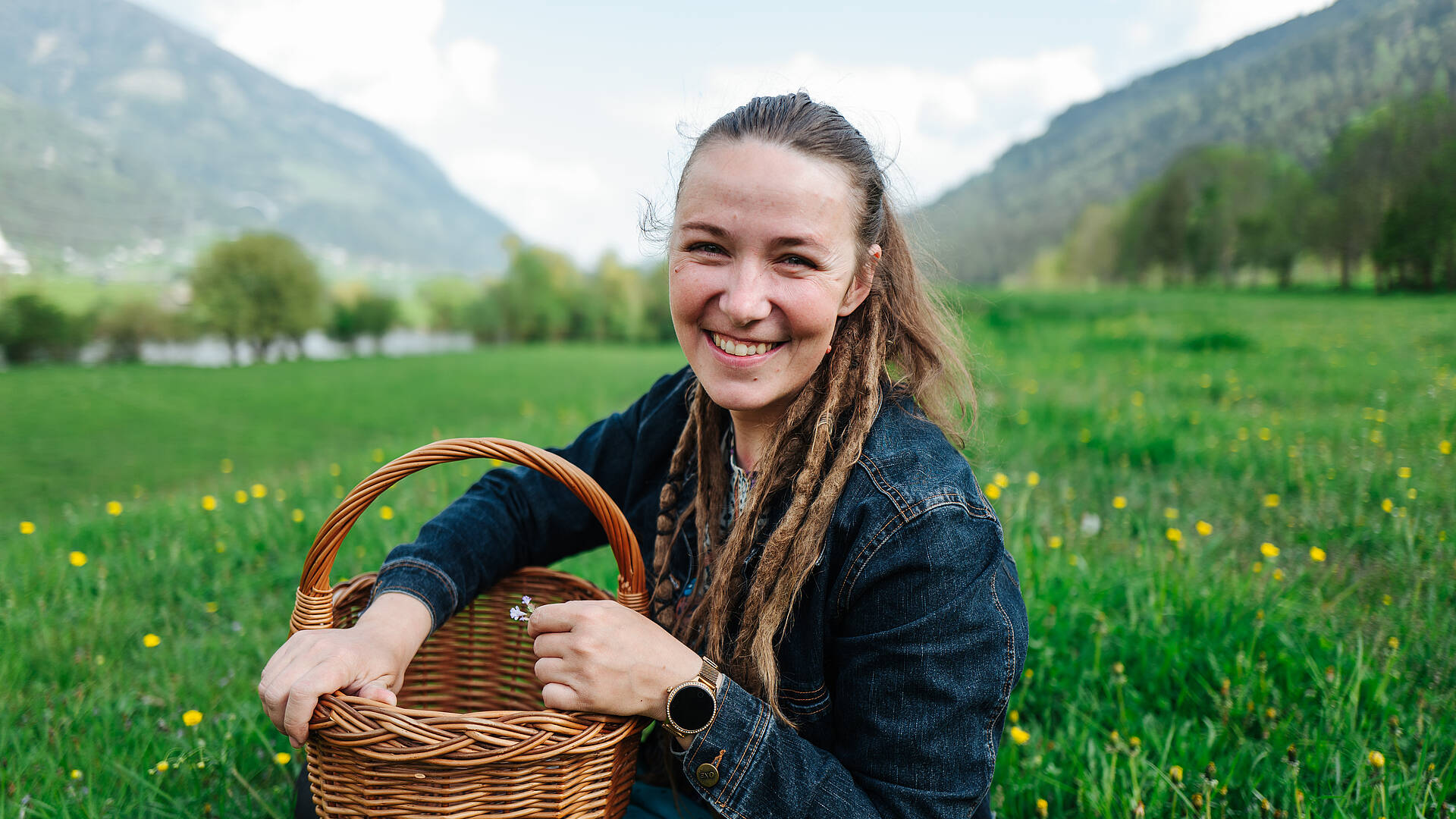 Frau in der Wiese im Slow Food Village Obervellach