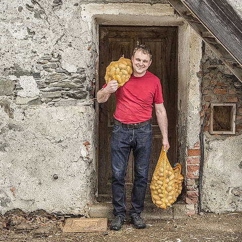 Erdäpfelernte auf Zerza's Bauernacker