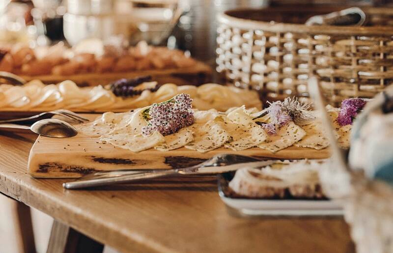 Slow Food Fruehstueck Alexaner Alm