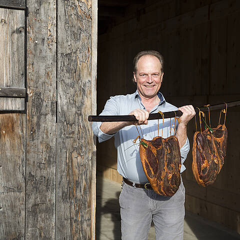 Speckproduktion im Schloss Lerchenhof mit Johann Steinwender 