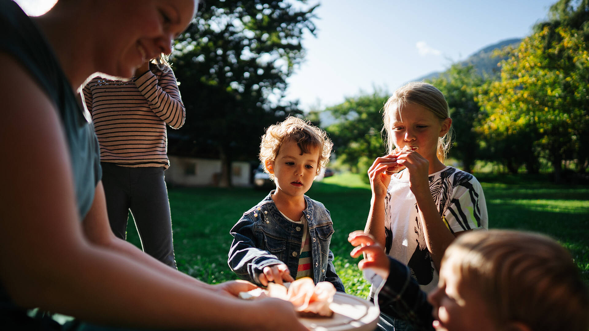 Kinder beim Jausnen im Slow Food Village Obervellach 
