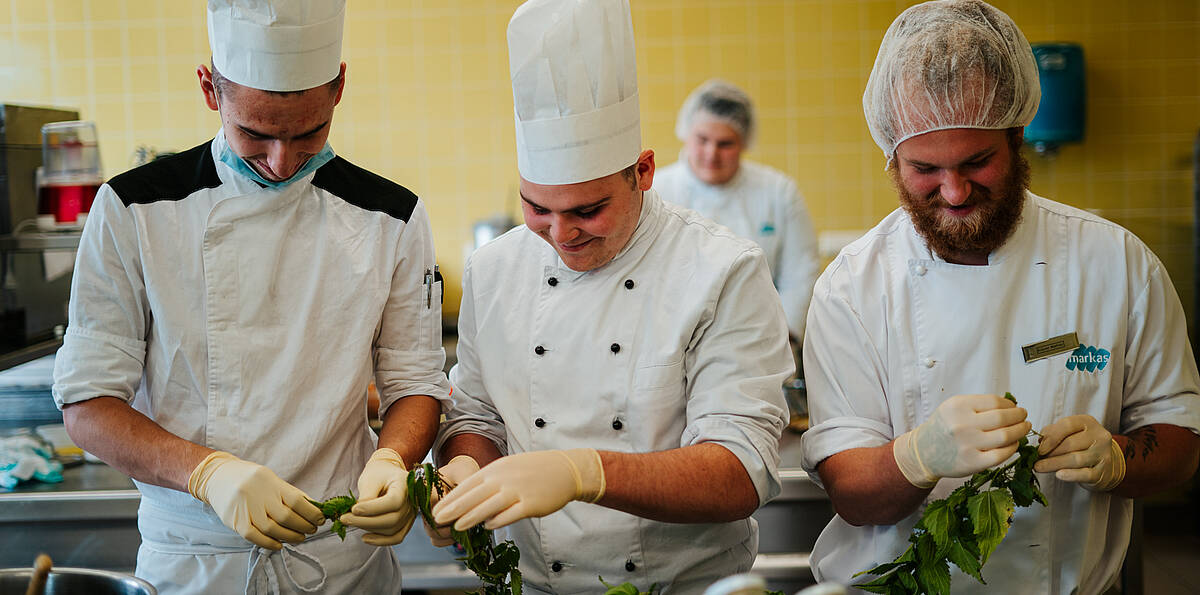 Beim Kochen SlowFood Schulen  